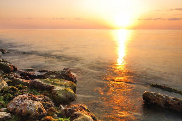 Schöner goldener Sonnenuntergang über der felsigen Küste des Schwarzen Meeres auf der Krim am Sommertag. Naturlandschaftshintergrund und -tapete