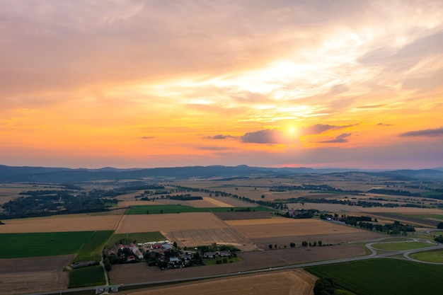 Schöner goldener Sonnenuntergang über Draufsicht der ländlichen Szene des Weizenfeldes