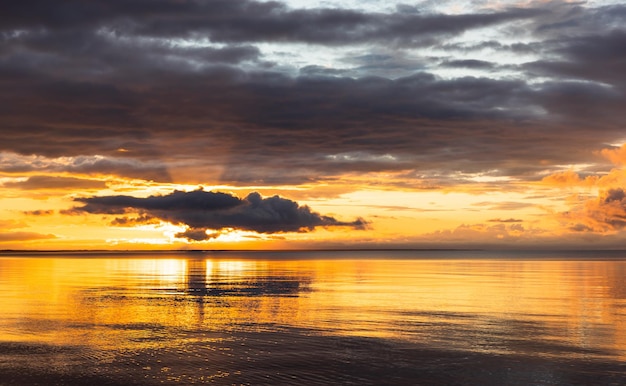 Schöner Goldsonnenuntergang