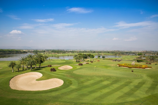 Schöner Golfplatz mit schönem Grün