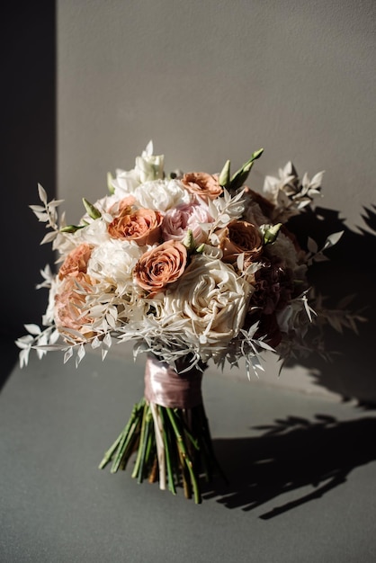 Schöner großer Hochzeitsstrauß mit weißen Blumen auf dem Stuhl am Hochzeitstag