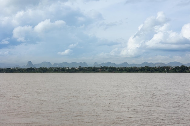 Schöner großer und breiter Mekong-Fluss in Südostasien Blick auf den Fluss Mae Khong, aufgeteilt zwischen der thailändischen Lao-Grenzlandschaft