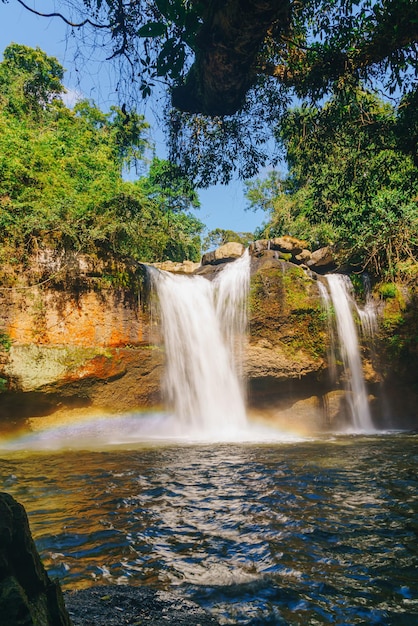 Schöner Haew Suwat Wasserfall im Khao Yai Nationalpark in Thailand