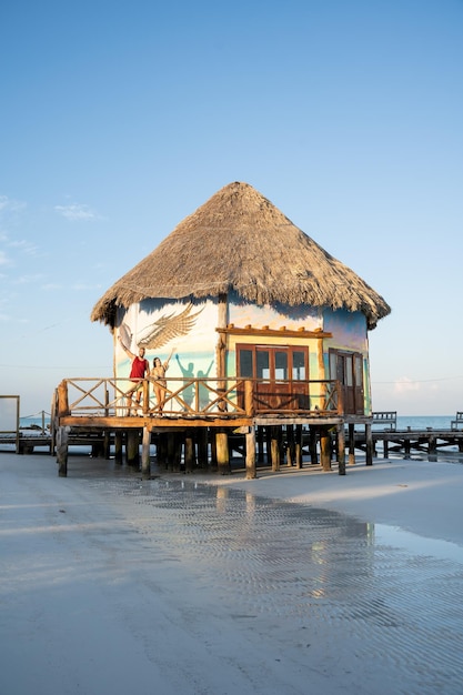 Schöner Hafen in Holbox mit einem jungen Touristenpaar, das glücklich in ihrem Urlaub in Mexiko zu Besuch war