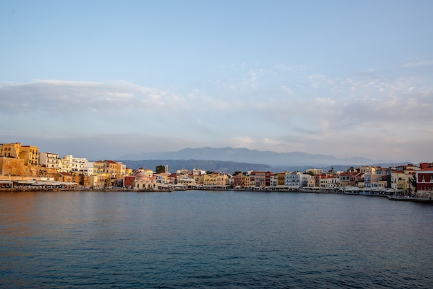 Schöner Hafen von Chania auf Sonnenuntergang.