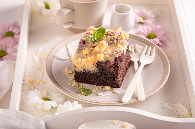 Schöner Hefekuchen als sommerliches Dessert mit Kaffee