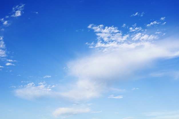 Schöner hellblauer Himmel mit weißen Wolken, Naturhintergrundkonzept.