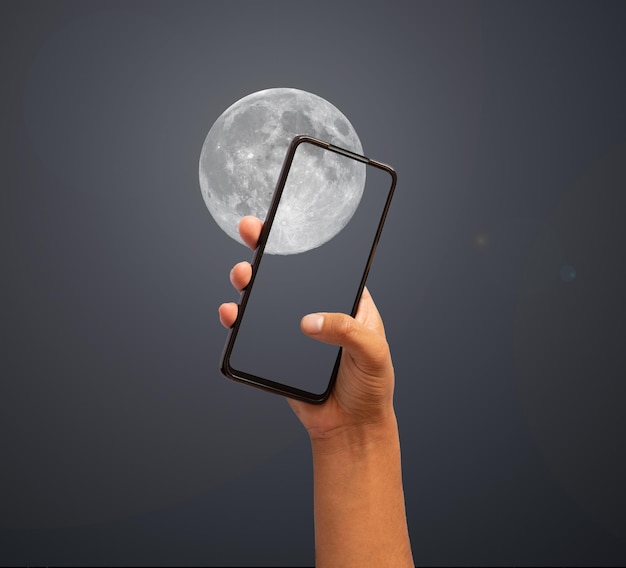 Schöner, heller Mond, der mit einem Handy gefilmt wurde