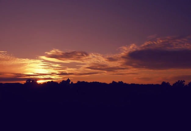 Schöner heller Sommersonnenuntergang