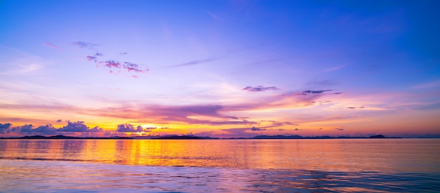 Schöner heller Sonnenuntergang oder Sonnenaufgang über Seelandschaftsnatur mit Reflex in der Wasseroberfläche.