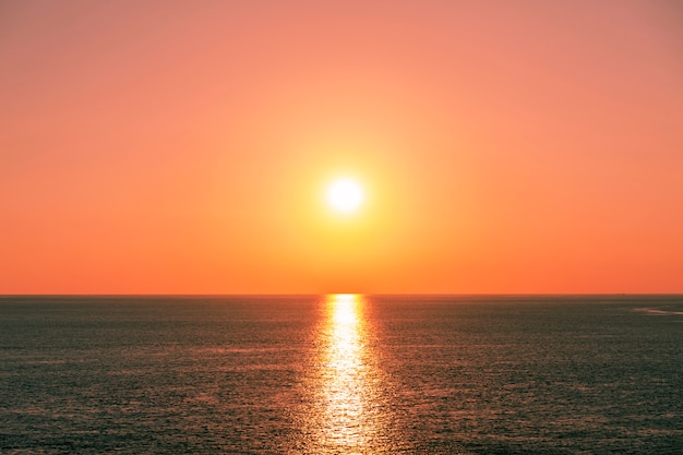 Schöner heller Sonnenuntergang oder Sonnenaufgang über Seelandschaftsnaturhintergrund