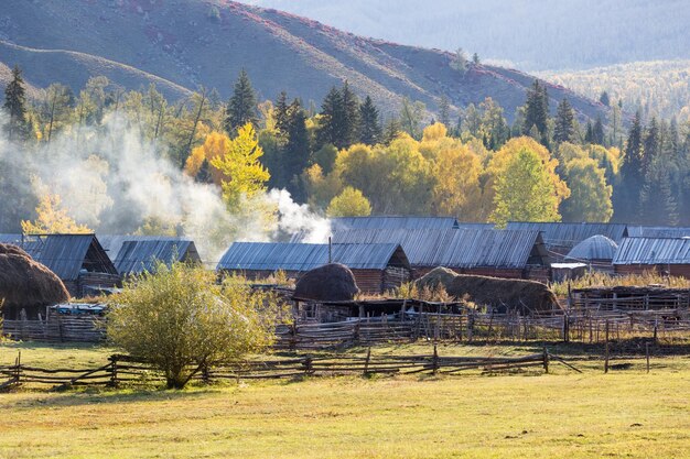 Schöner Herbst in Xinjiang Baihaba-Dörfern China