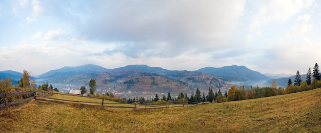 Schöner Herbstberg und Dorf am Berghang (Karpaten. Ukraine)