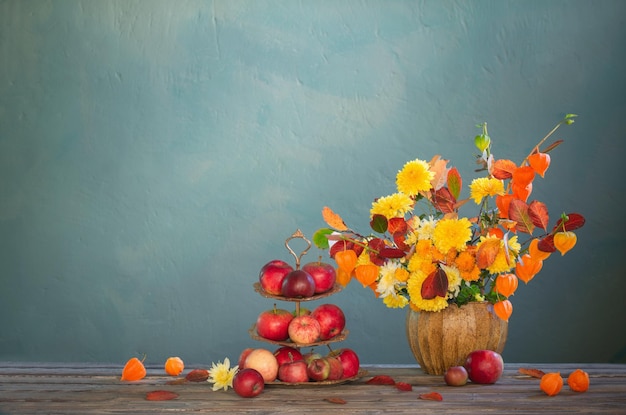 Schöner Herbststrauß auf Holztisch an dunkler Wand