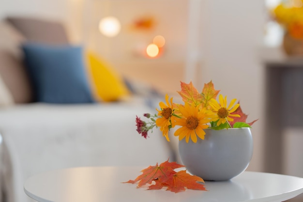 Schöner Herbststrauß mit Blumen und Blättern zu Hause