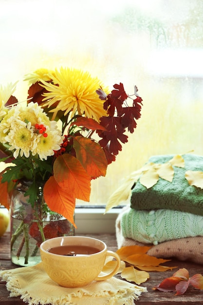 Schöner Herbststrauß mit Chrysanthemenblumen auf der Fensterbank