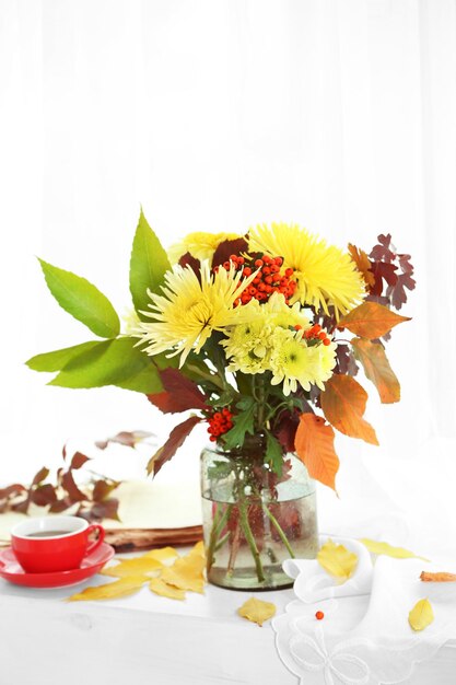 Schöner Herbststrauß mit Chrysanthemenblumen auf der Fensterbank