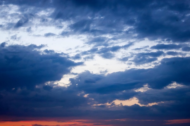 Schöner Himmel abends Schönheit und Wolken bei Sonnenuntergang Morgendämmerung die Strahlen der Sonne durchbrechen die Wolken natürlich