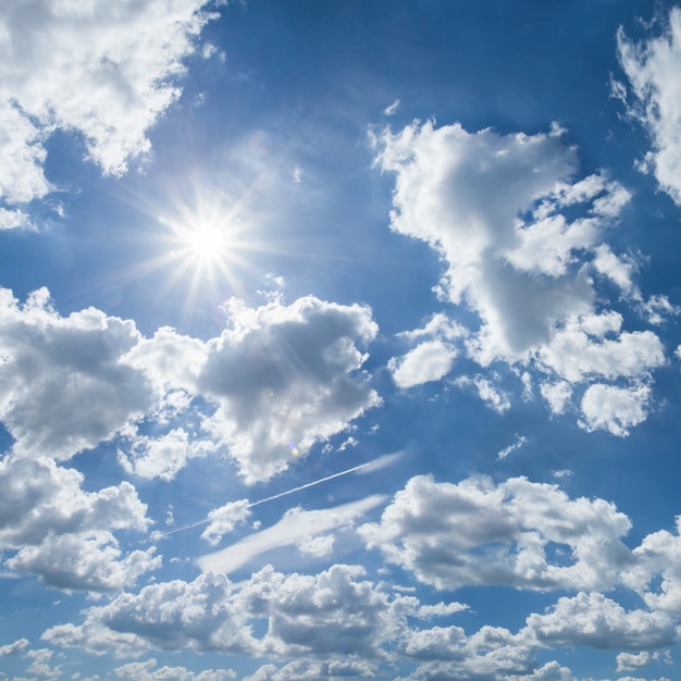 Schöner Himmel an einem sonnigen Tag