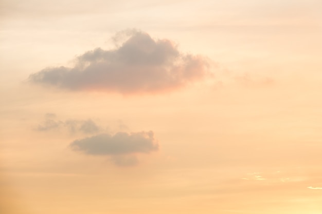 Schöner Himmel auf Sonnenuntergang