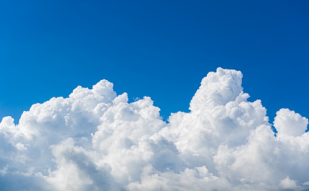 Schöner Himmel bewölkt Naturhintergrund.