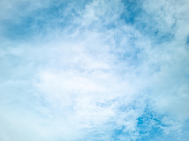 Schöner Himmel für den Hintergrund am strahlend weißen Tag