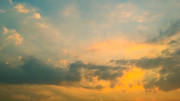 schöner himmel im natürlichen hintergrund des sonnenuntergangs