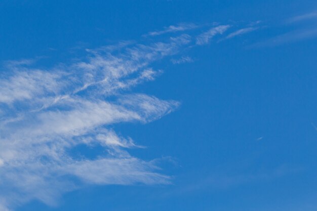 Schöner Himmel mit dem weißen Wolkenschwimmen