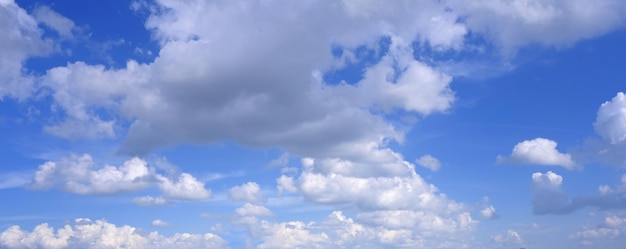 Schöner Himmel mit dramatischen Wolken