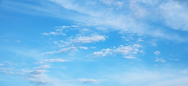 Schöner Himmel mit dramatischen Wolken