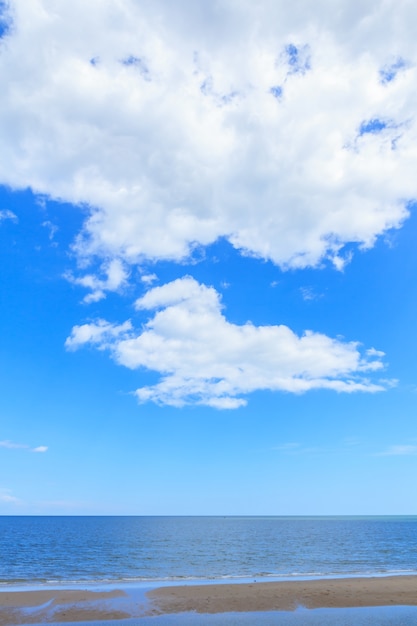 Schöner Himmel mit Strand und tropischem Meer