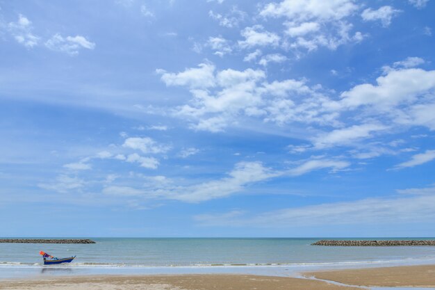 Schöner Himmel mit Strand und tropischem Meer