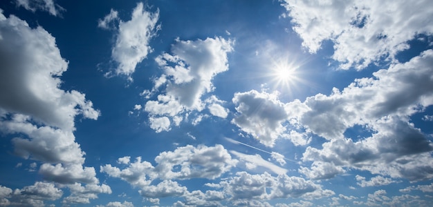 Schöner Himmel mit vielen Wolken