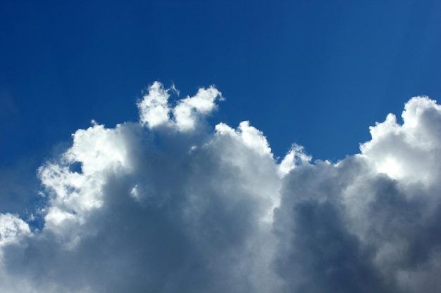 Schöner Himmel mit weißer Wolke