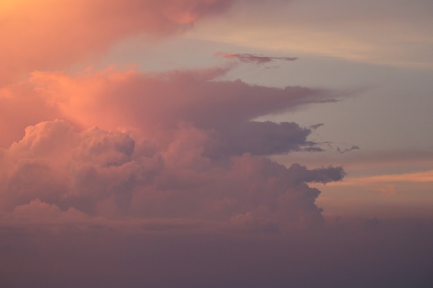 Schöner Himmel mit Wolke vor Sonnenuntergang