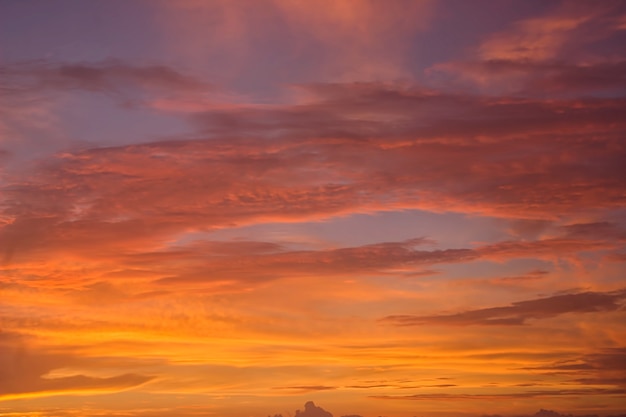 Schöner Himmel mit Wolken bei Sonnenuntergang oder Sonnenaufgang