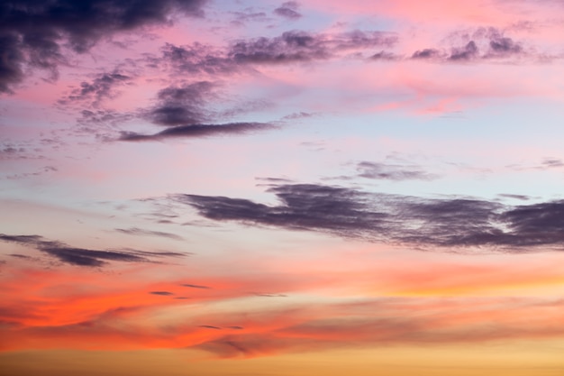 Schöner Himmel mit Wolken, Himmel mit bunten Wolken bei Sonnenuntergang