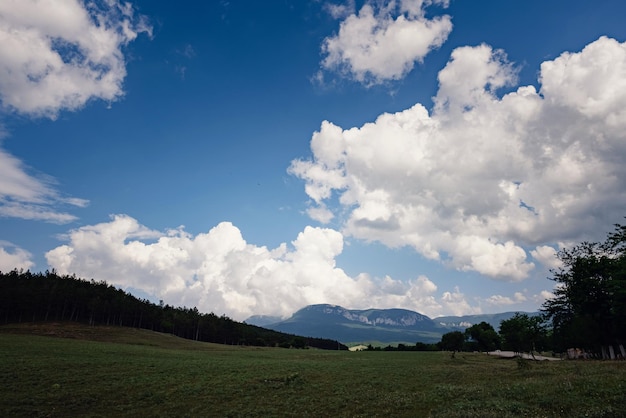 Schöner Himmel mit Wolken in den sonnigen und grünen Hügeln