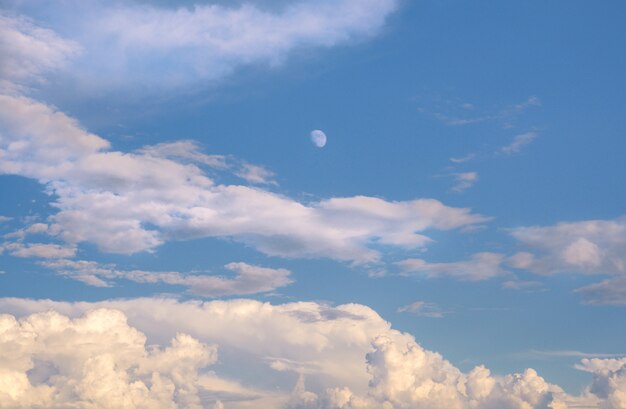 Schöner Himmel mit Wolken und Mond