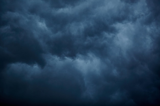 Schöner Himmel mit Wolken und Sonne