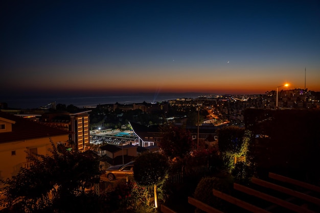 Schöner Himmel nach Sonnenuntergang in der Stadt Konakli in der Nähe von Alanya am Mittelmeer Türkei