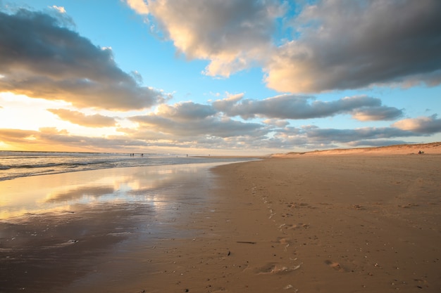 Schöner Himmel über dem Meer mit Wellen