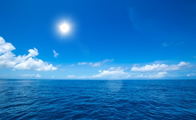 Schöner Himmel und blaues Meer. Meer ------- Strand