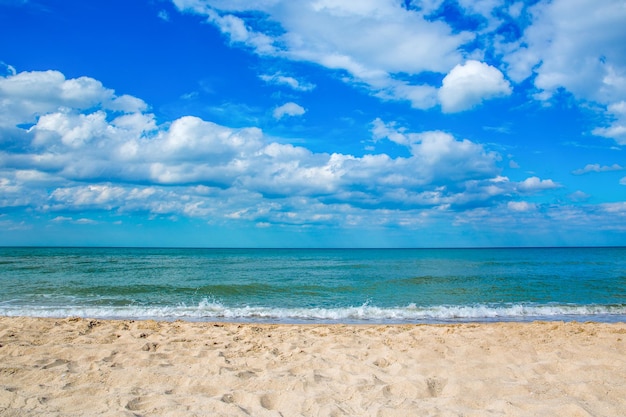 Schöner Himmel und blaues Meer