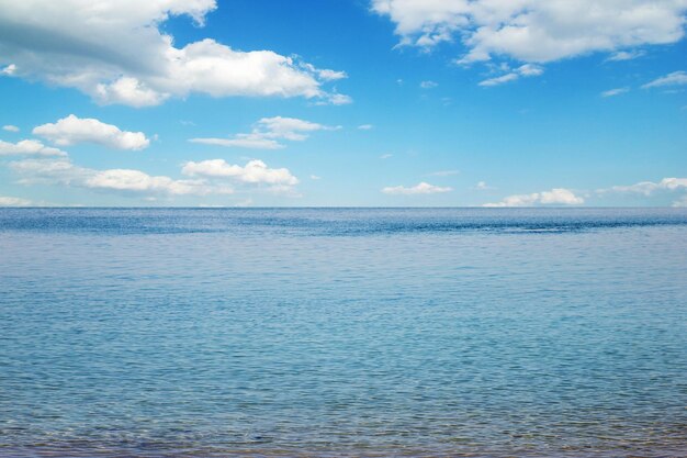 Schöner Himmel und blaues Meer