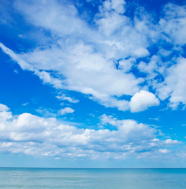 Schöner Himmel und blaues Meer