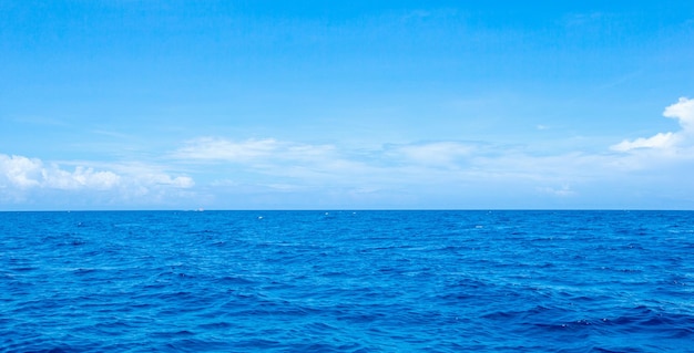 Schöner Himmel und blaues Meer