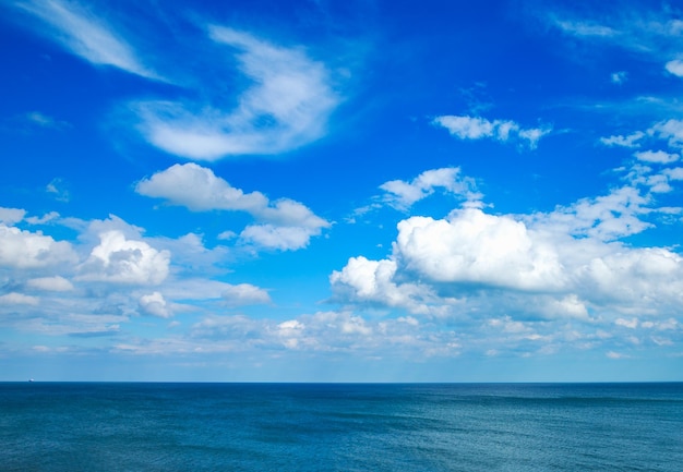 Schöner Himmel und blaues Meer