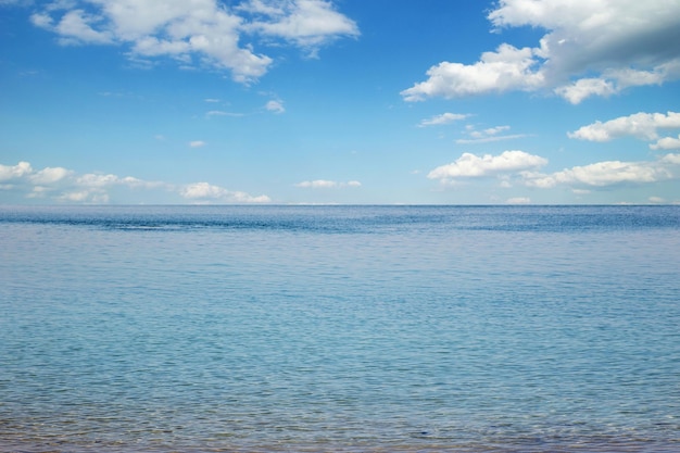 Schöner Himmel und blaues Meer