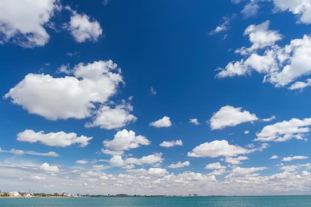 Schöner Himmel und Meer